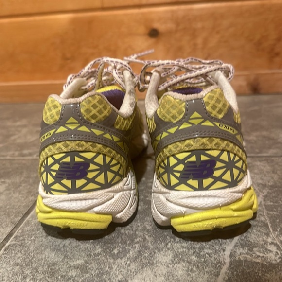 New Balance women’s 870 V3 running shoes yellow and purple - Picture 4 of 8